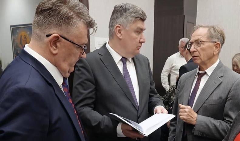 Vukotić poklonio knjigu Milanoviću